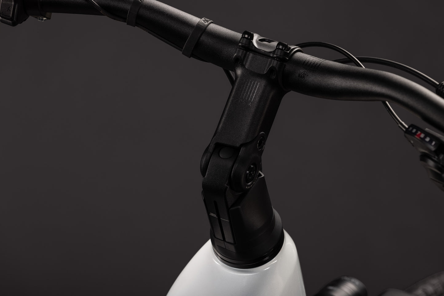 Cube Touring Hybrid ONE 600 metallicwhite´n´chrome Easy Entry 2027