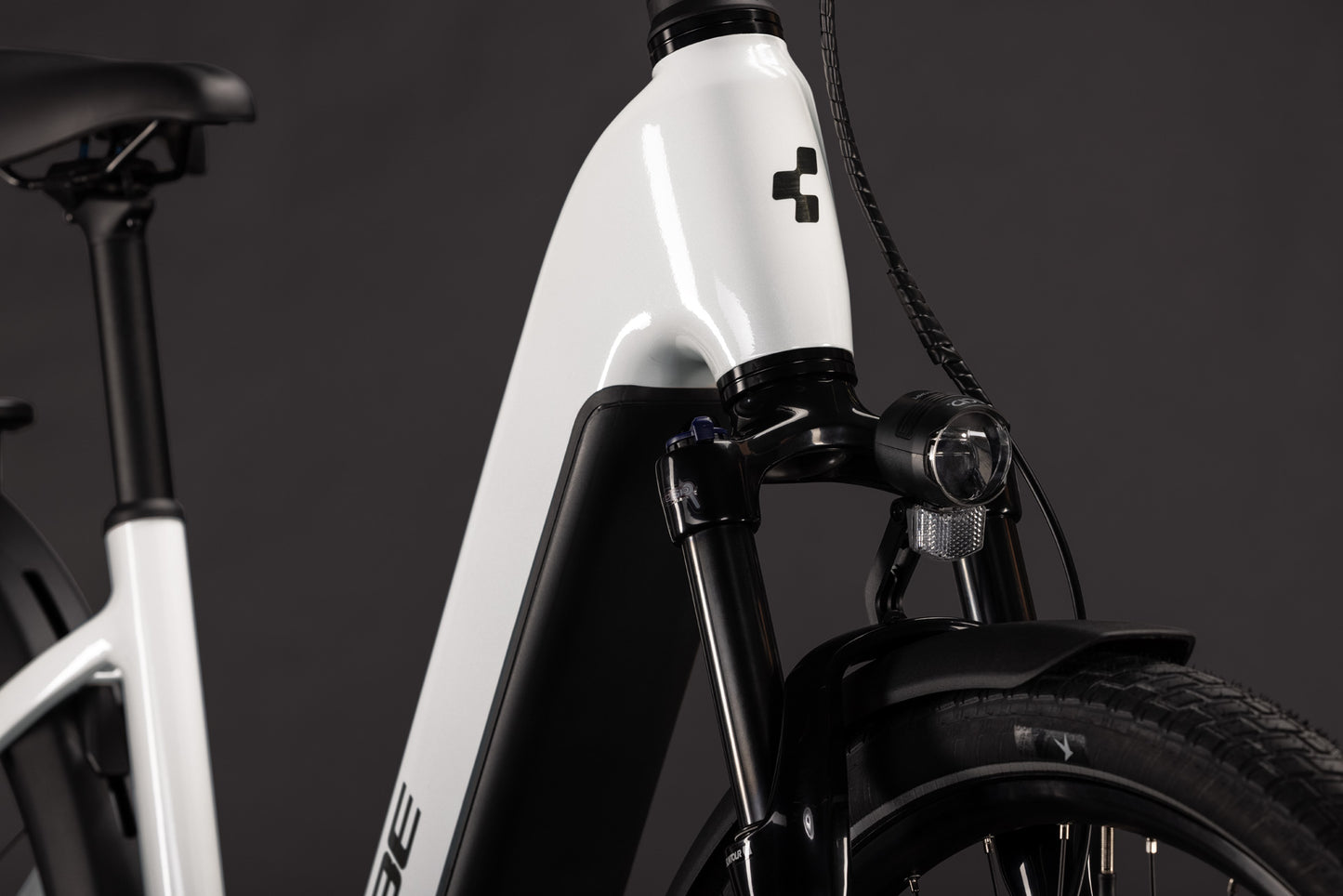 Cube Touring Hybrid ONE 600 metallicwhite´n´chrome Easy Entry 2027
