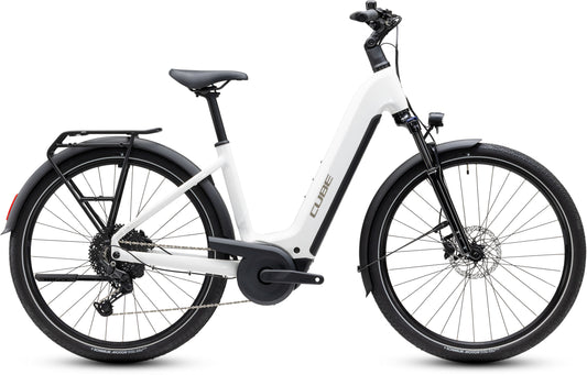CUBE Touring Hybrid ONE 600 Easy Entry E-Trekkingrad 2027 in metallicwhite und chrome, Seitenansicht