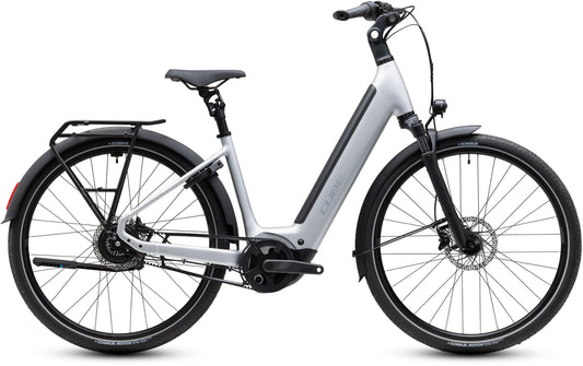 CUBE Supreme Hybrid Deluxe Pro 600 Easy Entry E-Cityrad 2027 in silverstar und reflex, Seitenansicht