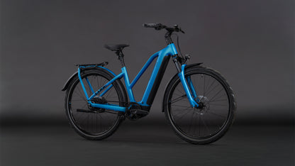 Produktbild: Cube Kathmandu Hybrid Comfort Pro 800 azure´n´black, Schrägansicht (schwarzer Hintergrund)