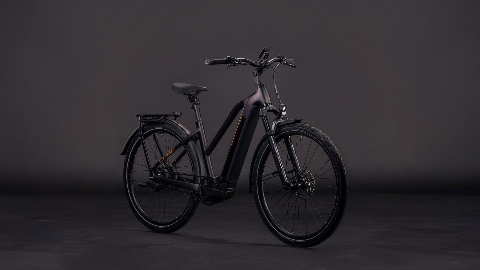 Produktbild: Cube Kathmandu Hybrid Comfort SLX 800 solareclipse´n´gold, Schrägansicht (schwarzer Hintergrund)