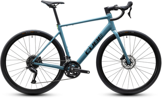CUBE Attain Pro Rennrad 2027 in surfblue und black, Seitenansicht