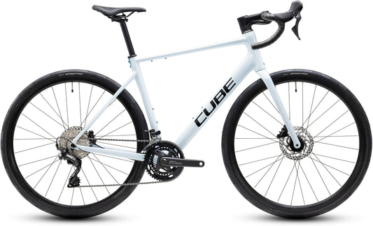 CUBE Attain Race Rennrad 2027 in glacier und black, Seitenansicht
