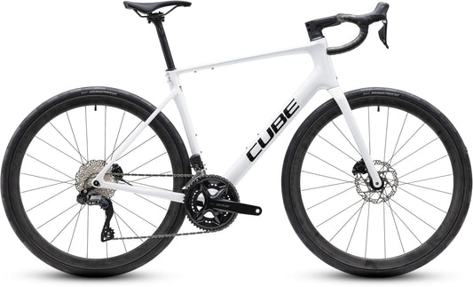 CUBE Attain C:62 SLX Rennrad 2027 in metallicwhite und black, Seitenansicht