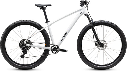 CUBE Aim ONE Mountainbike Hardtail 2027 in metallicwhite und black, Seitenansicht