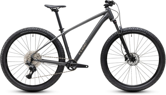 CUBE Aim SLX Mountainbike Hardtail 2027 in slateblack und chrome, Seitenansicht
