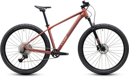 CUBE Aim SLX Mountainbike Hardtail 2027 in rustyrose und peach, Seitenansicht