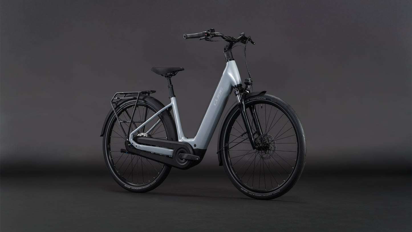 Produktbild: Cube Supreme Hybrid Comfort ONE 600 foggrey´n´reflex, Schrägansicht (schwarzer Hintergrund)