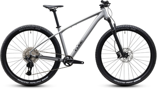 CUBE Reaction Pro Mountainbike Hardtail 2027 in platinum und black, Seitenansicht