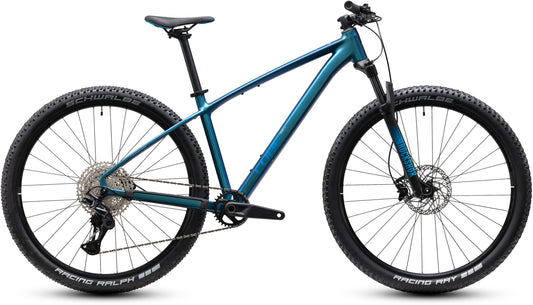 CUBE Reaction Pro Mountainbike Hardtail 2027 in emerald und blue, Seitenansicht