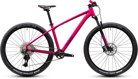 CUBE Reaction Pro Mountainbike Hardtail 2027 in fuchsia und black, Seitenansicht