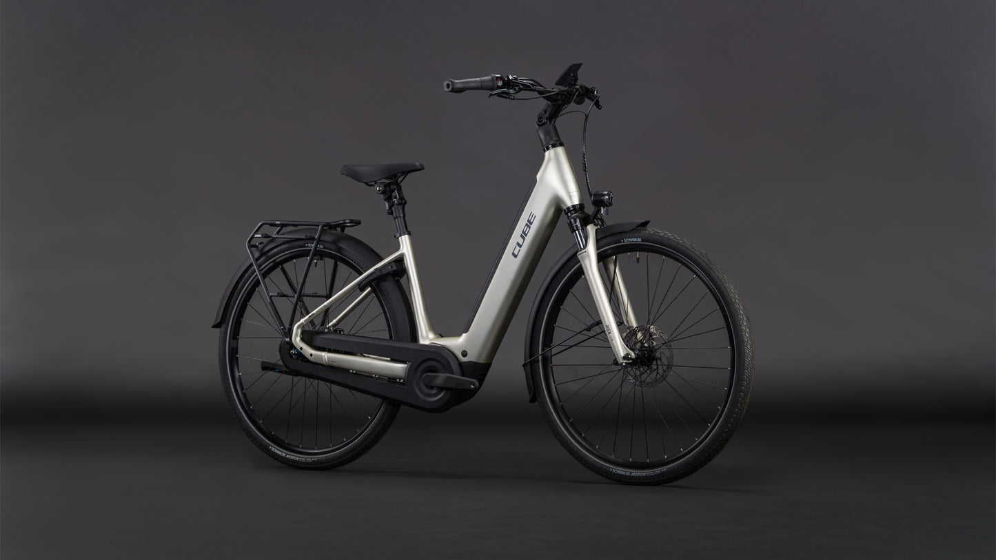 Produktbild: Cube Supreme RT Hybrid Comfort EXC 600 champagne´n´grey, Schrägansicht (schwarzer Hintergrund)