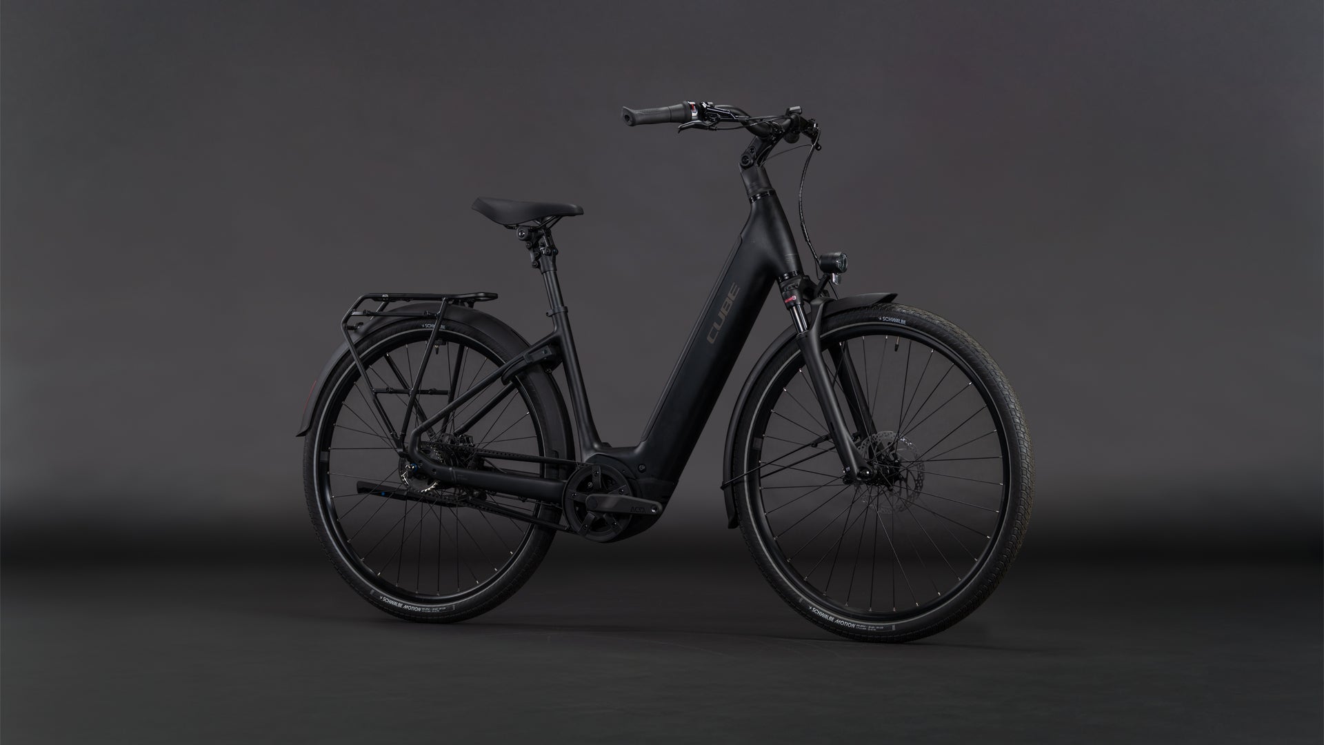 Produktbild: Cube Supreme RT Hybrid Deluxe EX 600 black´n´chrome, Schrägansicht (schwarzer Hintergrund)