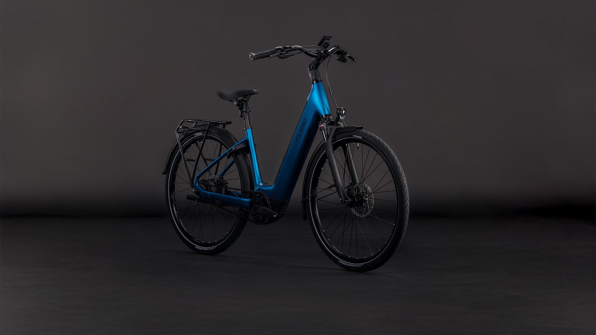 Produktbild: Cube Supreme Hybrid Deluxe Pro 600 electricblue´n´chrome, Schrägansicht (schwarzer Hintergrund)