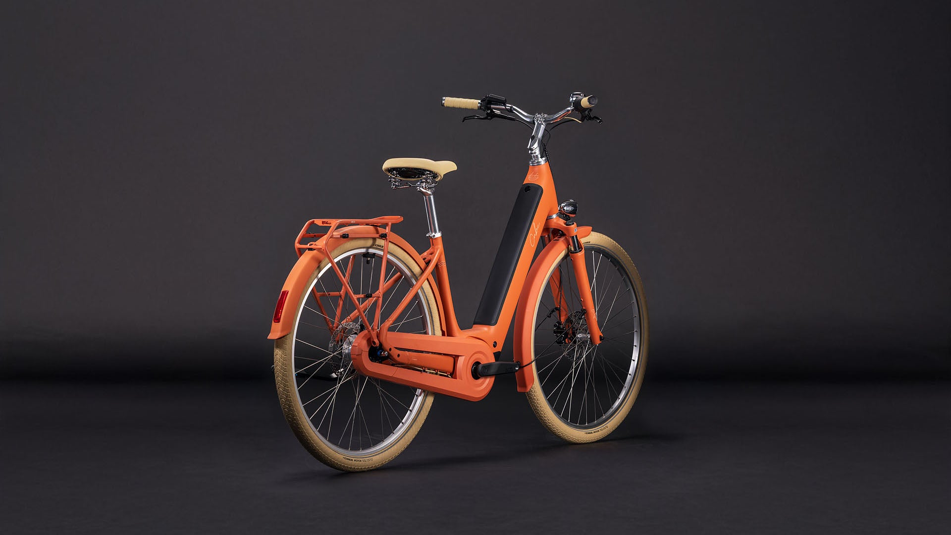 Produktbild: Cube Aruba Hybrid 600 papaya´n´creme, Schrägansicht (schwarzer Hintergrund)