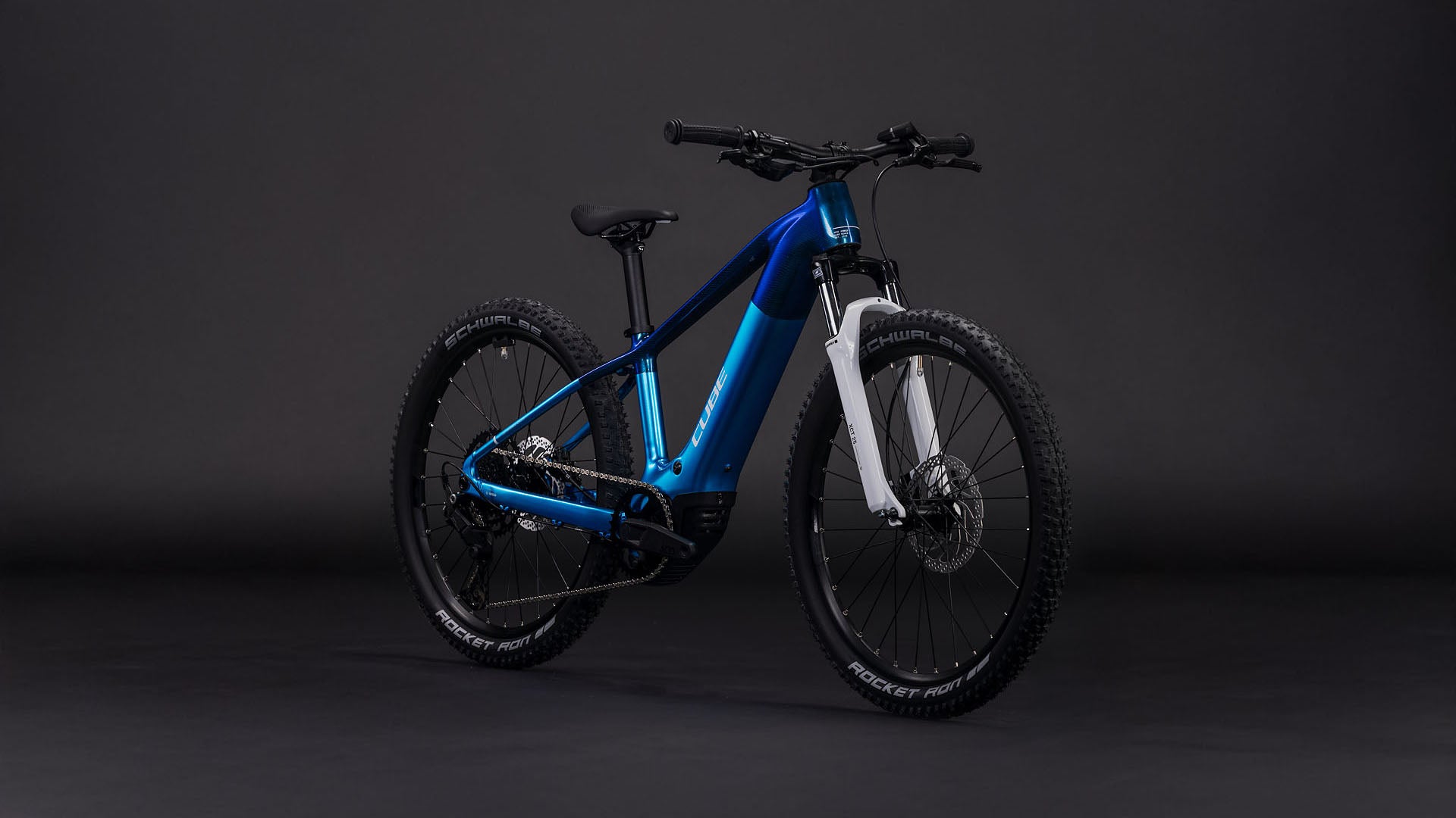 Produktbild: Cube Acid 240 Hybrid Rookie Pro 400X actionteam, Schrägansicht (schwarzer Hintergrund)