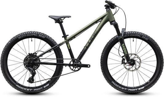 CUBE Reaction 240 TM Kinderrad 2027 in reedgreen und lime, Seitenansicht