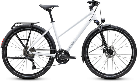 CUBE Nature Pro FE Trapeze Trekkingrad 2027 in metallicwhite und reflex, Seitenansicht