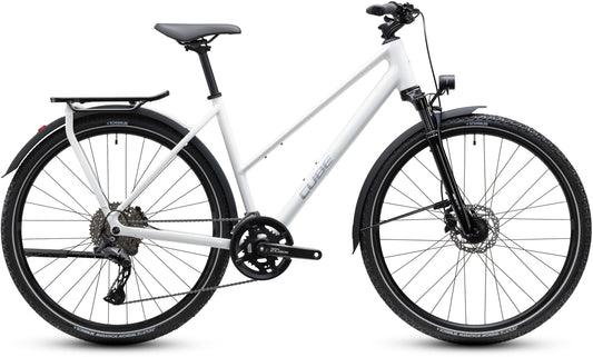 CUBE Kathmandu Pro Trapeze Trekkingrad 2027 in metallicwhite und chrome, Seitenansicht