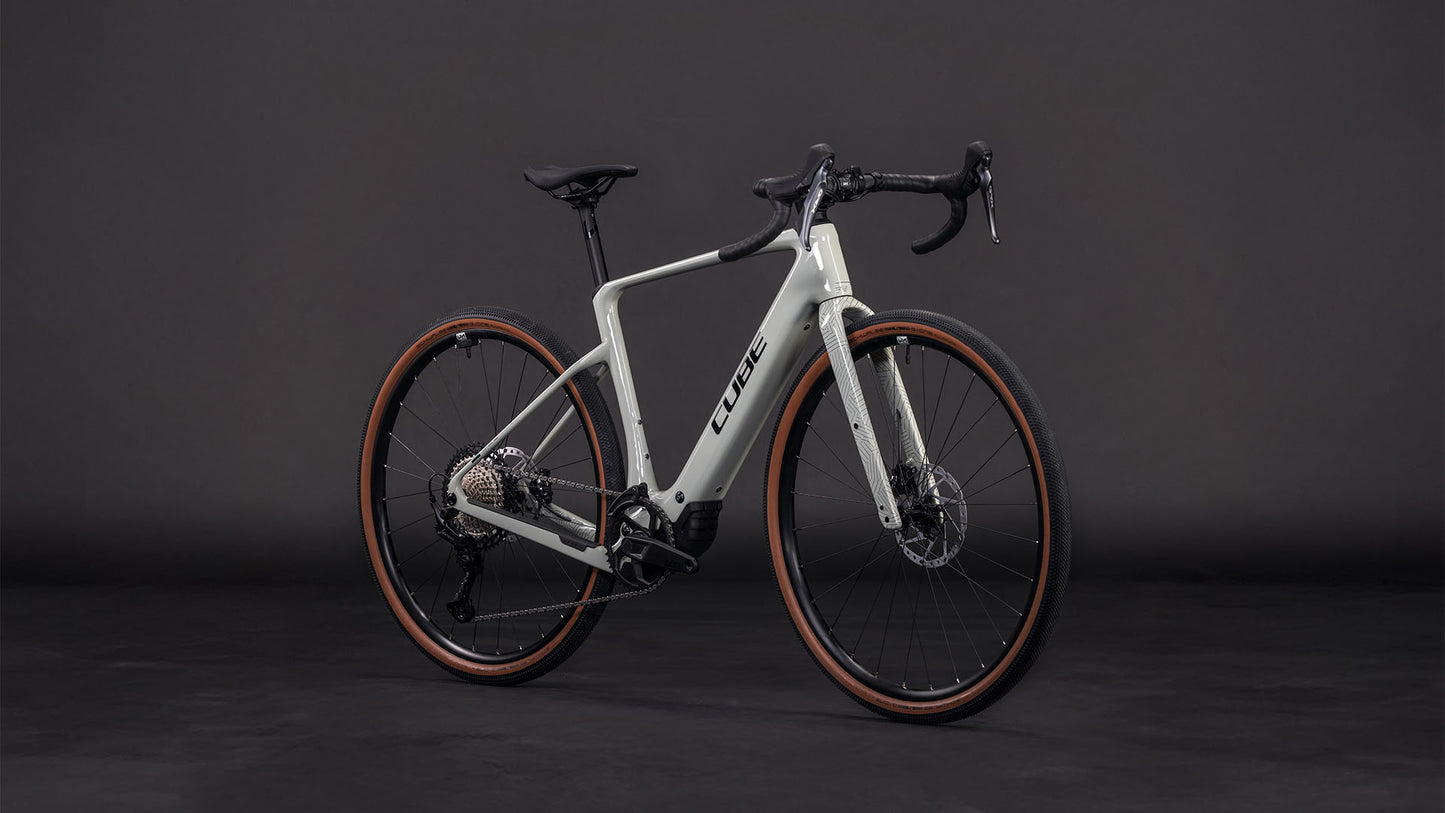 Produktbild: Cube Nuroad Hybrid C:62 Race 400X reedbeige´n´black, Schrägansicht (schwarzer Hintergrund)