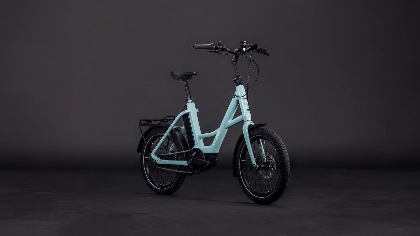 Produktbild: Cube Compact Hybrid Comfort 545 skylightblue´n´blue, Schrägansicht (schwarzer Hintergrund)