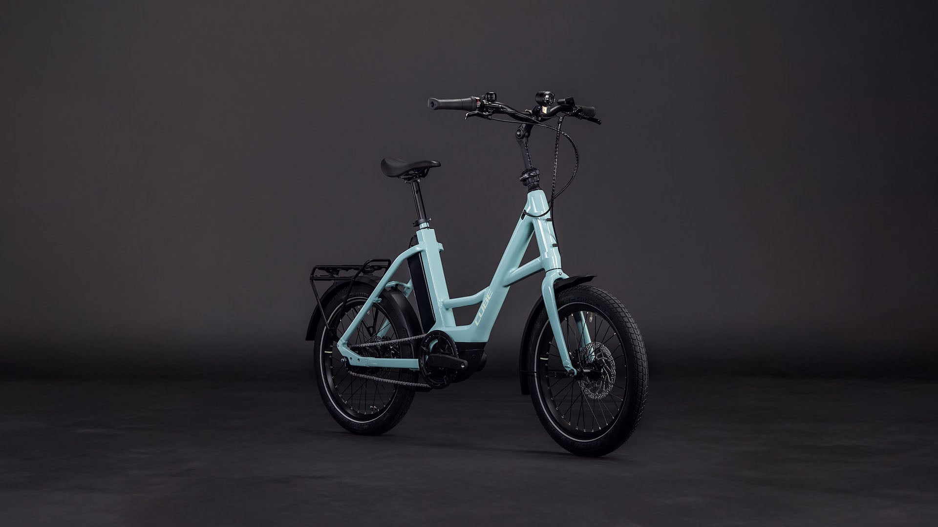 Produktbild: Cube Compact Hybrid Comfort 545 skylightblue´n´blue, Schrägansicht (schwarzer Hintergrund)