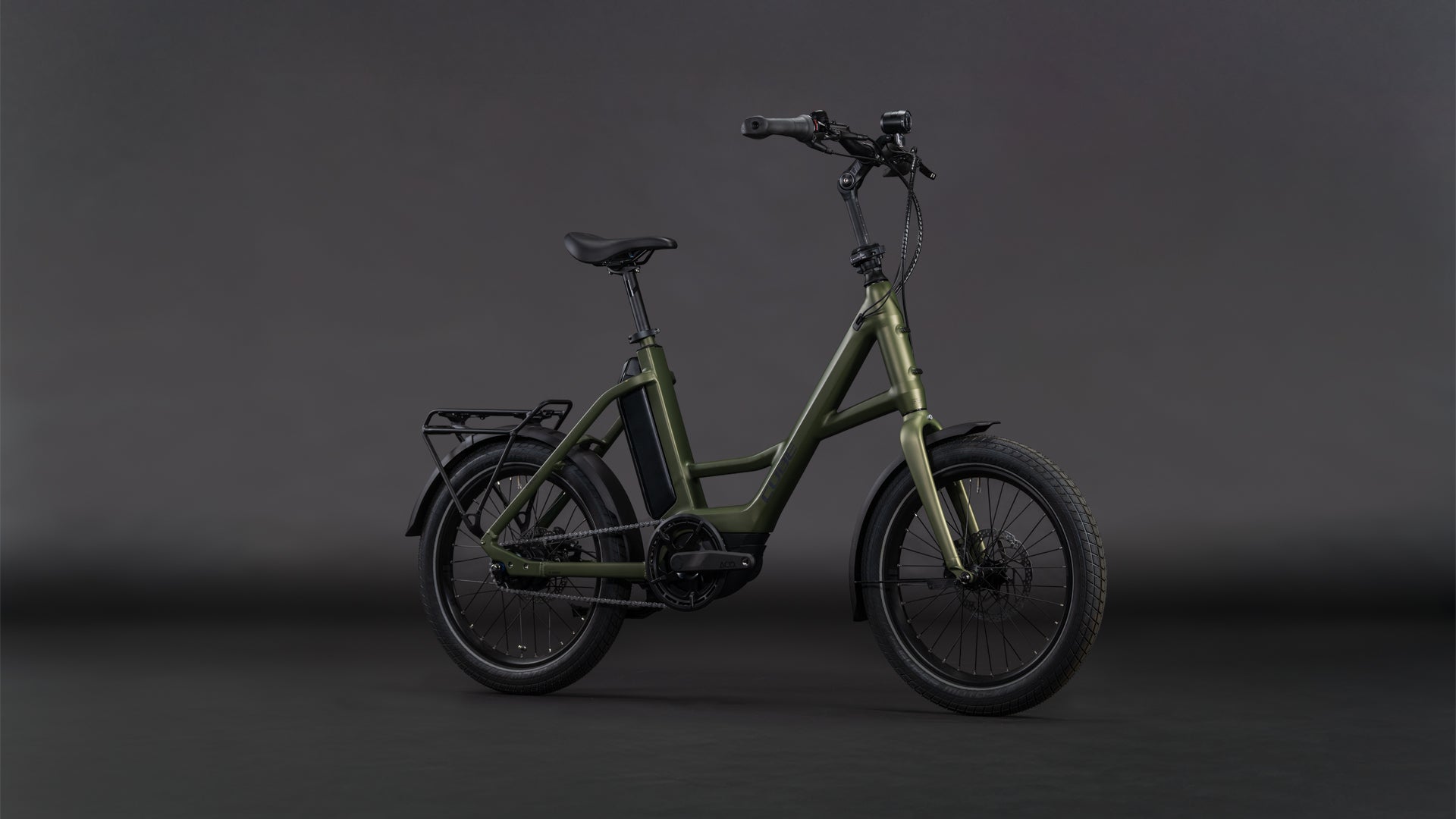 Produktbild: Cube Compact Hybrid Comfort 545 reedgreen´n´reflex, Schrägansicht (schwarzer Hintergrund)