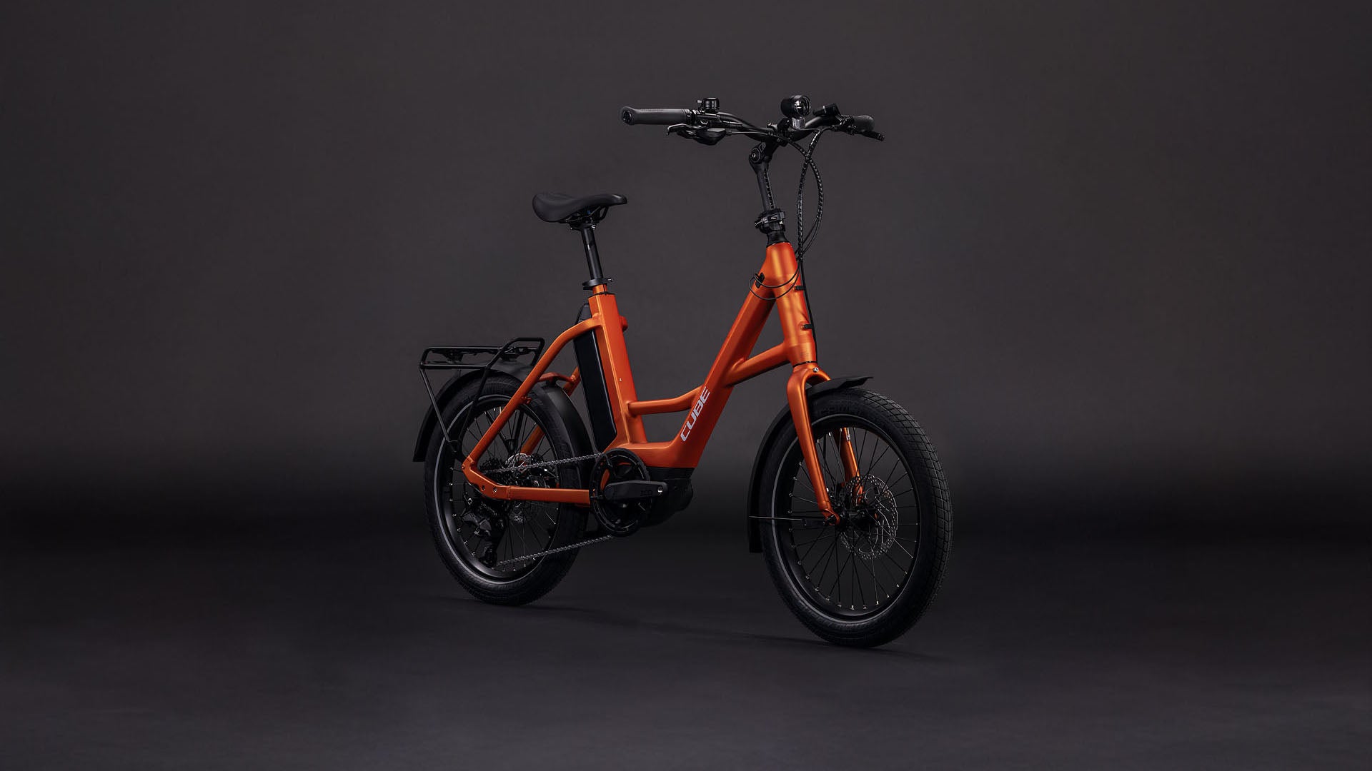 Produktbild: Cube Compact Hybrid 545 rustorange´n´reflex, Schrägansicht (schwarzer Hintergrund)