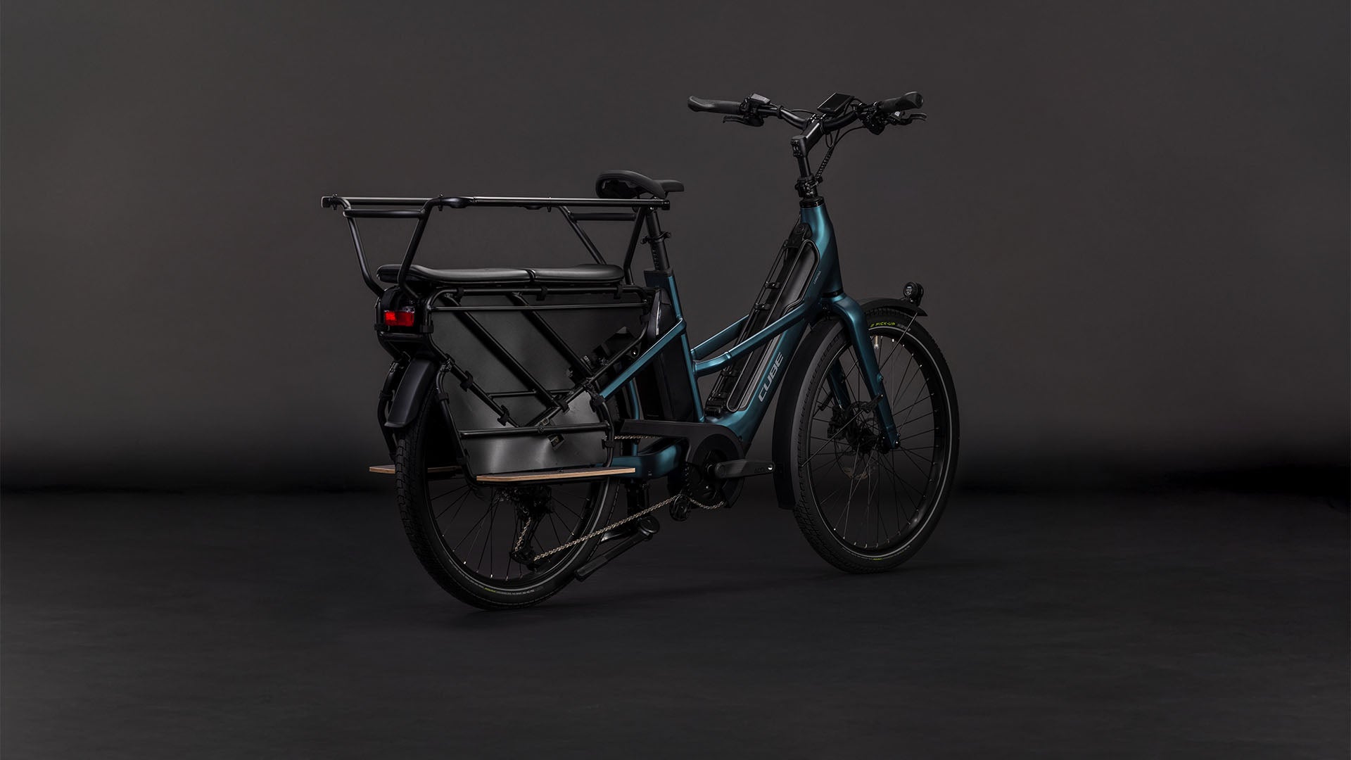 Produktbild: Cube Longtail Hybrid 800 royalgreen´n´black, Schrägansicht (schwarzer Hintergrund)