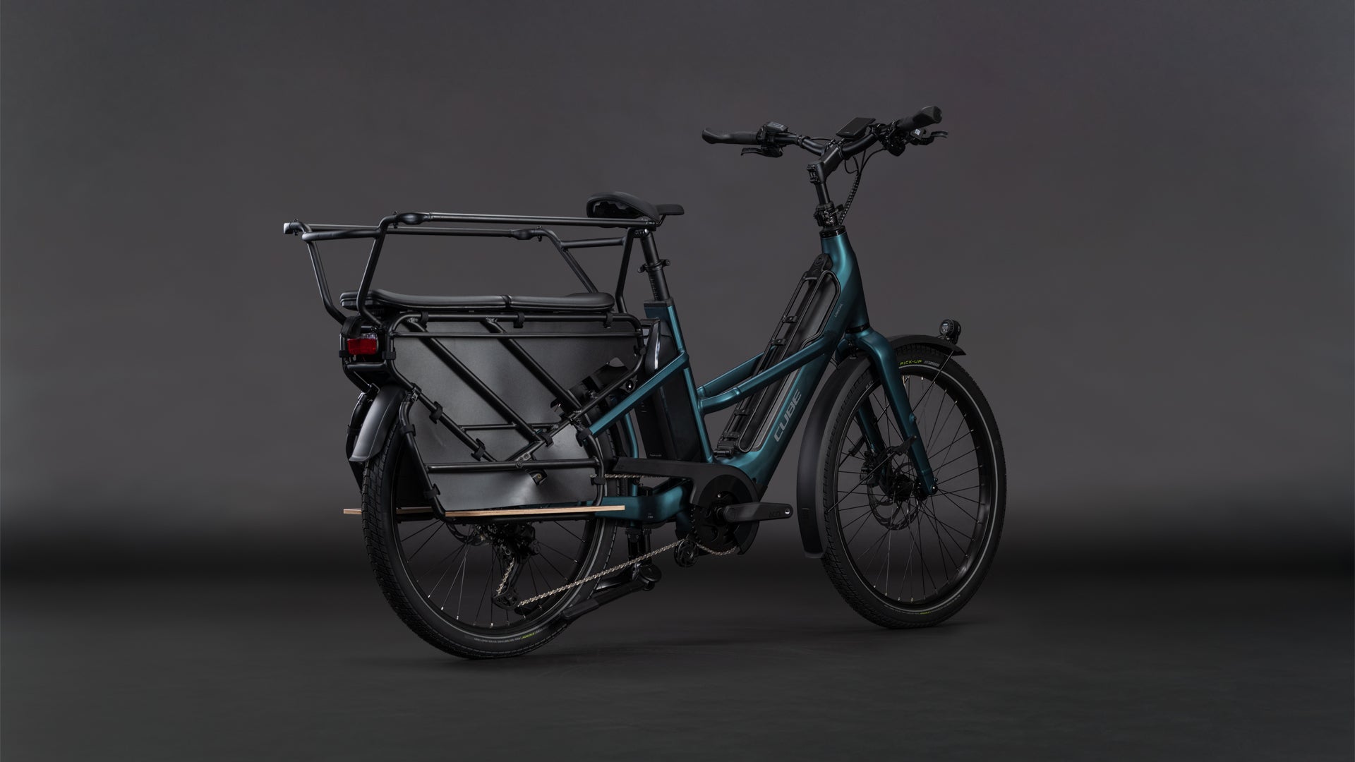 Produktbild: Cube Longtail Hybrid Family 800 royalgreen´n´black, Schrägansicht (schwarzer Hintergrund)