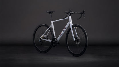 Produktbild: Cube Attain Race foggrey´n´shift, Schrägansicht (schwarzer Hintergrund)