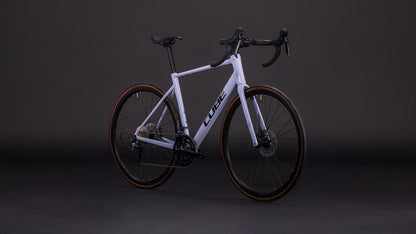 Produktbild: Cube Attain Race cyclamen´n´black, Schrägansicht (schwarzer Hintergrund)