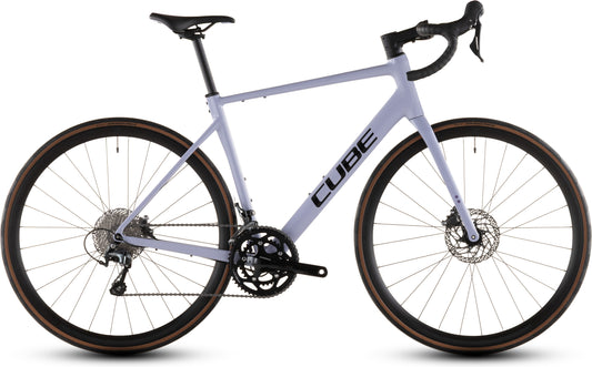 Produktbild: Cube Attain Race cyclamen´n´black, Seitenansicht (weißer Hintergrund)