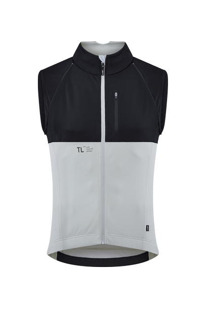 Die CUBE TEAMLINE Multifunktionsjacke black'n'grey von CUBE hat ein ärmelloses Design, einen Frontreißverschluss, ein schwarzes Oberteil mit Kragen und Schultern, ein weißes Unterteil, eine linke Brusttasche mit Reißverschluss und ist wind- und wasserabweisend für zuverlässigen Wetterschutz.