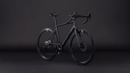 Produktbild: Cube Attain SLX coal´n´prism, Schrägansicht (schwarzer Hintergrund)