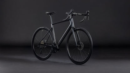 Produktbild: Cube Attain C:62 Race blackline, Schrägansicht (schwarzer Hintergrund)