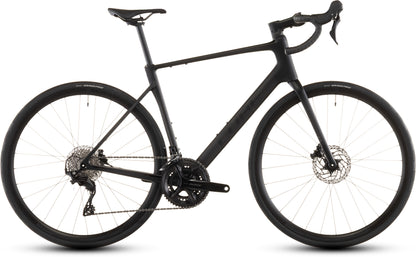 Produktbild: Cube Attain C:62 Race blackline, Seitenansicht (weißer Hintergrund)