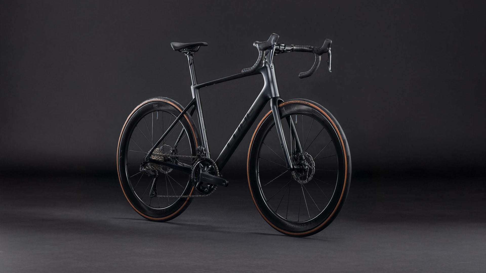 Produktbild: Cube Attain C:62 SLT carbon´n´coalchrome, Schrägansicht (schwarzer Hintergrund)