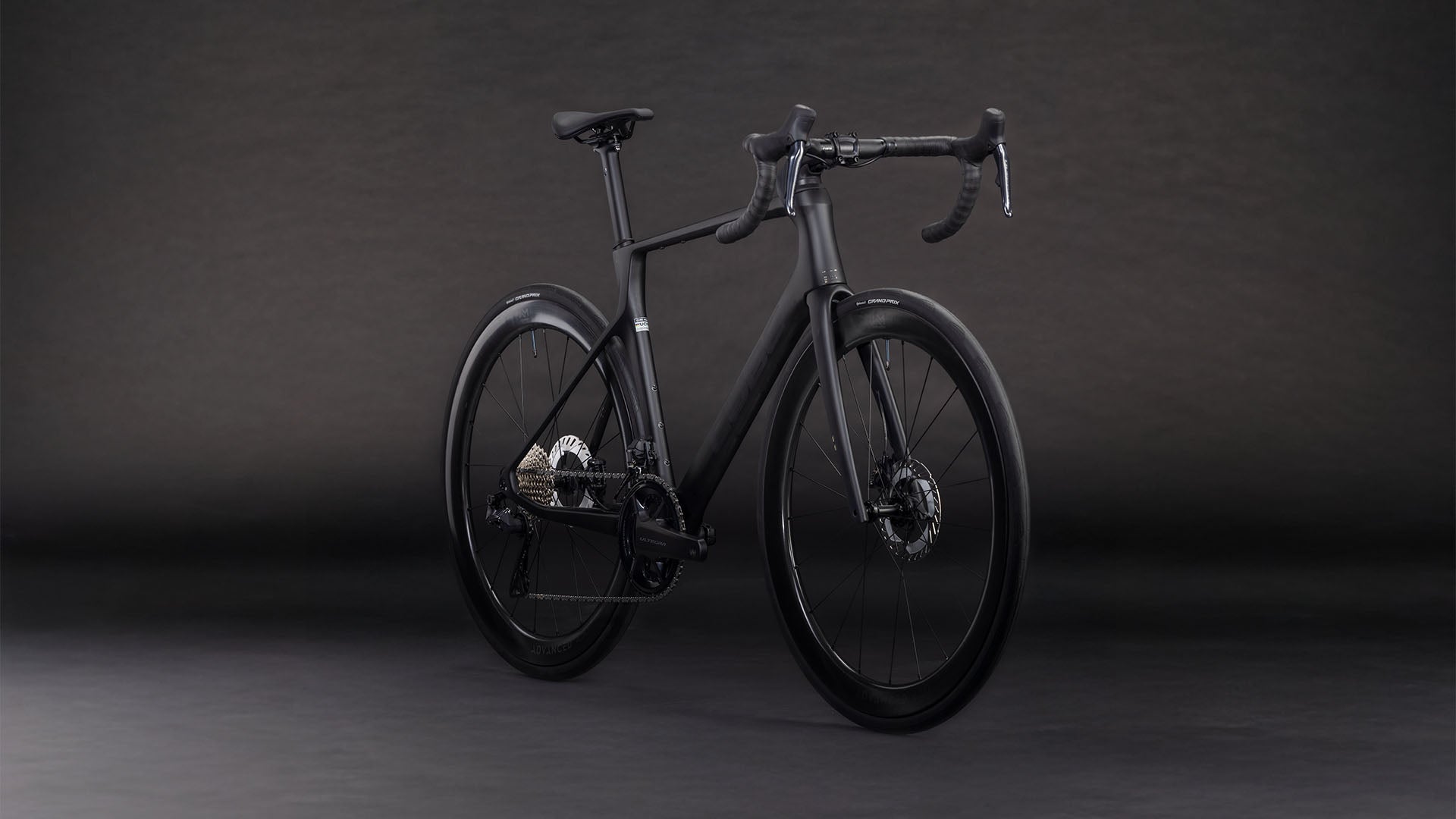 Produktbild: Cube Agree C:62 Pro blackline, Schrägansicht (schwarzer Hintergrund)