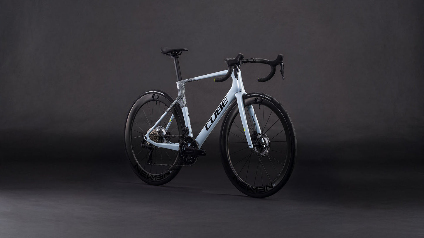 Produktbild: Cube Agree C:62 Race glacier´n´black, Schrägansicht (schwarzer Hintergrund)