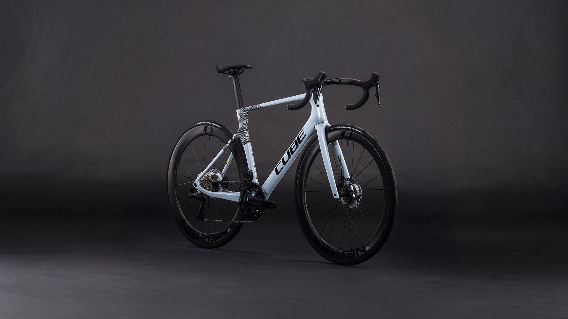 Produktbild: Cube Agree C:62 Race glacier´n´black, Schrägansicht (schwarzer Hintergrund)