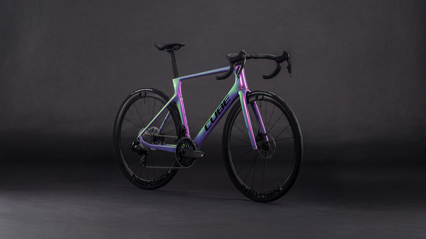 Produktbild: Cube Agree C:62 SLX cosmicpurple´n´black, Schrägansicht (schwarzer Hintergrund)