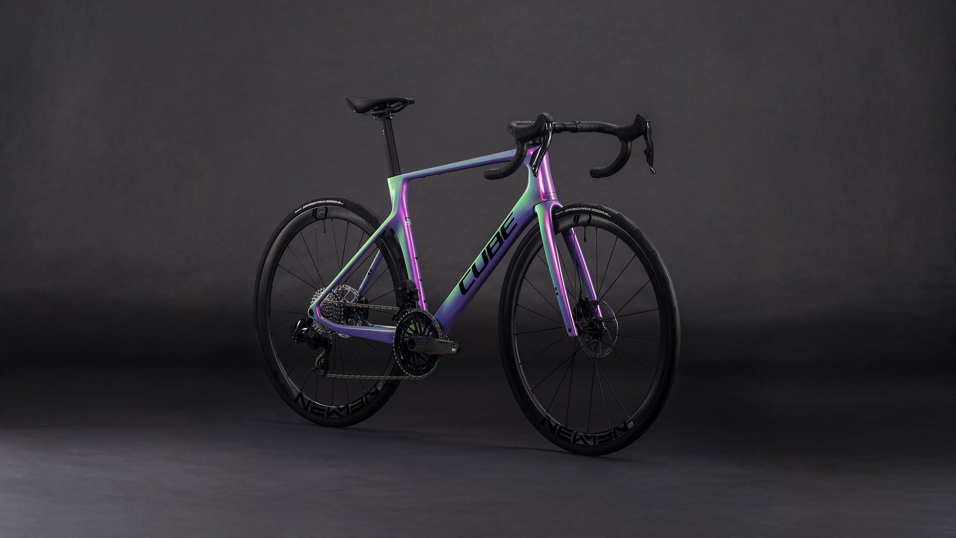 Produktbild: Cube Agree C:62 SLX cosmicpurple´n´black, Schrägansicht (schwarzer Hintergrund)