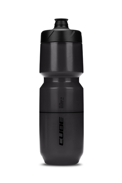 Die CUBE Trinkflasche Flow 750 ist eine schwarze Sportflasche mit Schraubverschluss und Push-Pull-Ausgießer, auf der der Markenname Cube senkrecht aufgedruckt ist - ein Liebling der Göttinger Sportler.