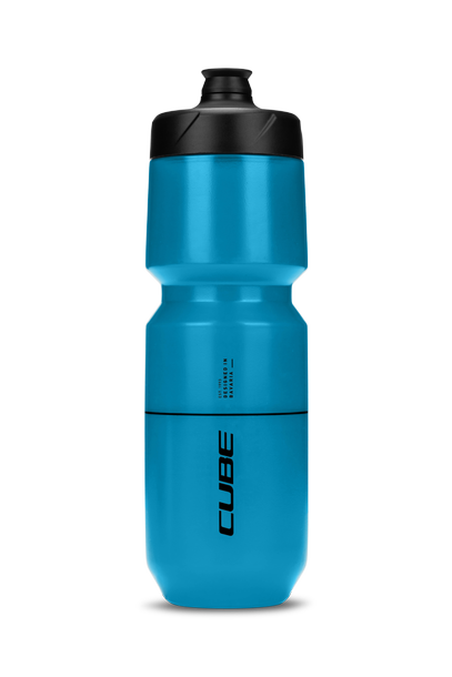 Die CUBE Trinkflasche Flow 750 ist eine hohe, blaue Kunststoff-Sportflasche mit schwarzem Verschluss und Tülle. Der Schriftzug "CUBE" ist senkrecht in schwarz auf der unteren Hälfte aufgedruckt. Die schlichte und moderne Flasche ist im Cube Store Göttingen oder Hildesheim erhältlich.