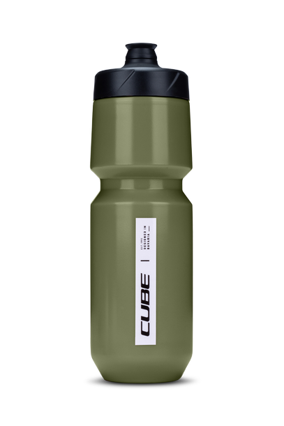 Eine hohe, olivgrüne CUBE Trinkflasche Flow 750 mit schwarzem Verschluss und vertikalem Cube-Logo - ideal für Workouts in Goslar oder Hildesheim.