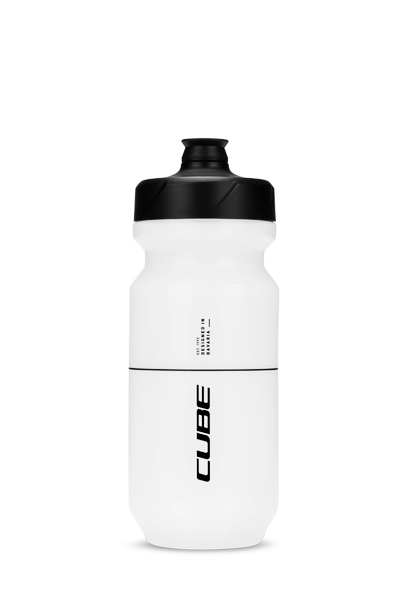 Die CUBE Trinkflasche Flow 500 von Cube ist eine weiße Sport-Trinkflasche mit schwarzem Deckel und auffälligem, vertikalem CUBE-Schriftzug. Das schlichte Design passt zu jedem aktiven Lebensstil und ist im CUBE Store Göttingen erhältlich.