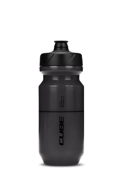 Die Cube Trinkflasche Flow 500 ist eine schwarze Sport-Trinkflasche mit Schraubverschluss und Ausgießer, auf der das CUBE-Logo senkrecht aufgedruckt ist - ideal für das Workout in Goslar oder das Abenteuer in Niedersachsen.