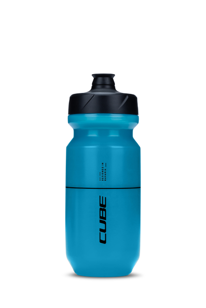 Die CUBE Trinkflasche Flow 500 von Cube ist eine leuchtend blaue Mehrwegflasche mit schwarzem Schraubdeckel und Push-Pull-Ausgießer. Der Schriftzug "CUBE" ist senkrecht in schwarz aufgedruckt, ideal für Abenteuer von Hildesheim bis Göttingen.